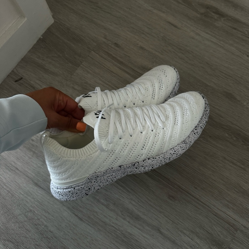 White APL size 7